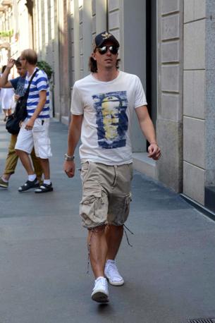 Riccardo Montolivo in solitaria passeggiata nel centro di Milano: il giocatore del Milan   alla ricerca di un gioiello per la fidanzata Cristina (Olycom)